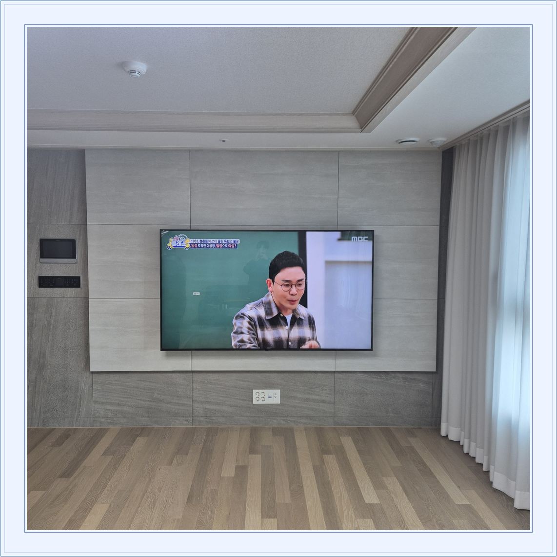 벽걸이TV 설치 참고 사진 25-3, TV와 벽면 배치