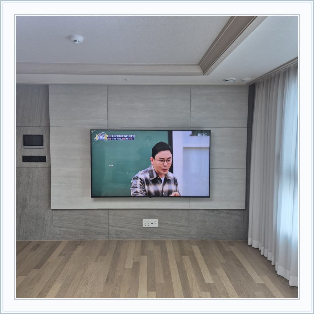 벽걸이TV 설치 참고 사진 48-2, TV와 벽면 배치