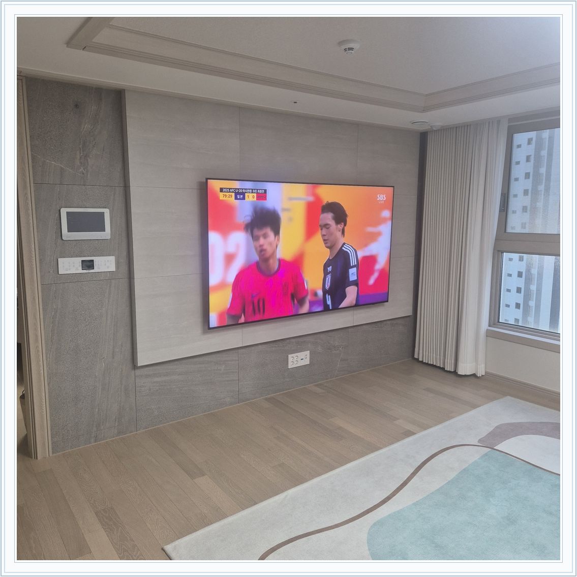 벽걸이TV 설치 참고 사진 50-3, TV와 벽면 배치